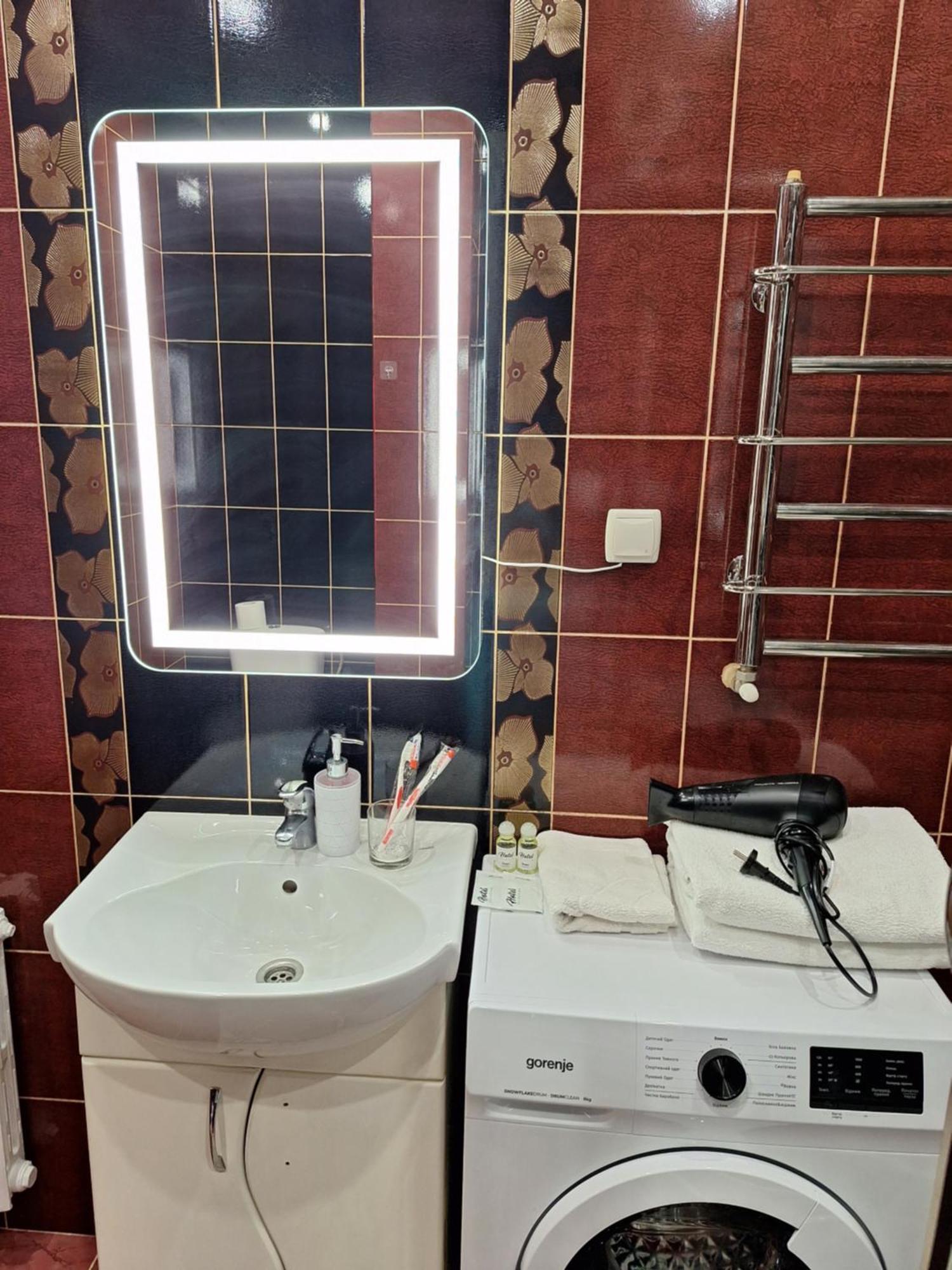 Однокімна Квартира Біля Каштанової Алеї У Центрі Полтави Мережа Alexapartments Документи Для Відряджень Безконтатне Заселення 24-7 Poltava Bagian luar foto